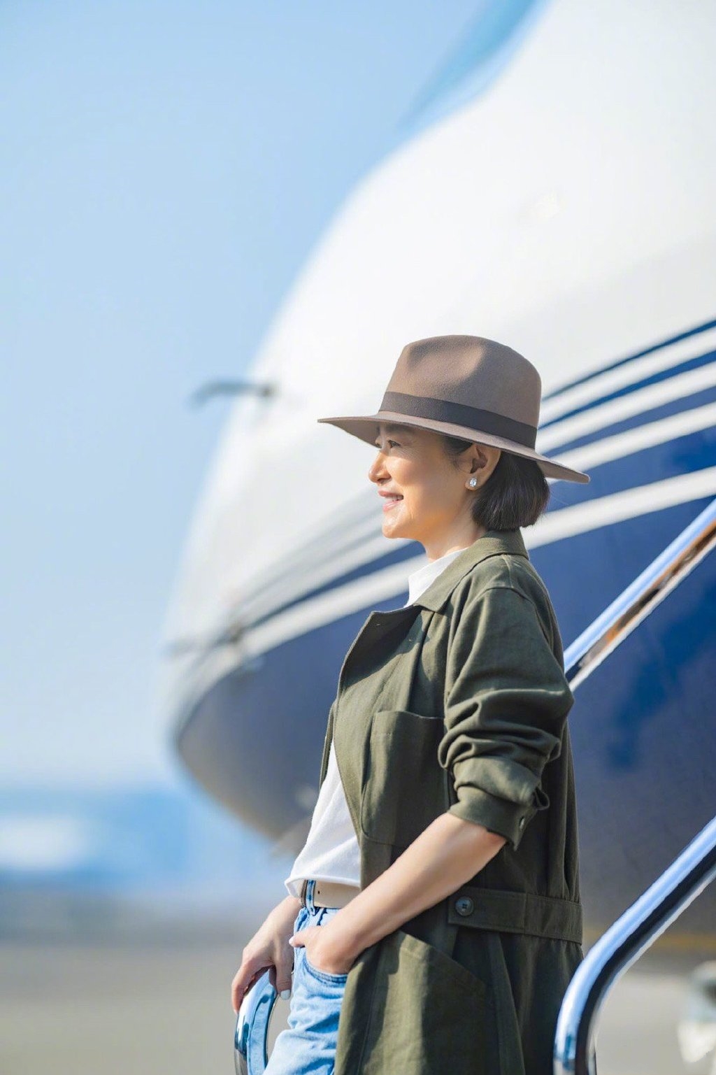 林青霞戴绅士帽,穿墨绿色风衣和牛仔裤,乘私人飞机气场全开