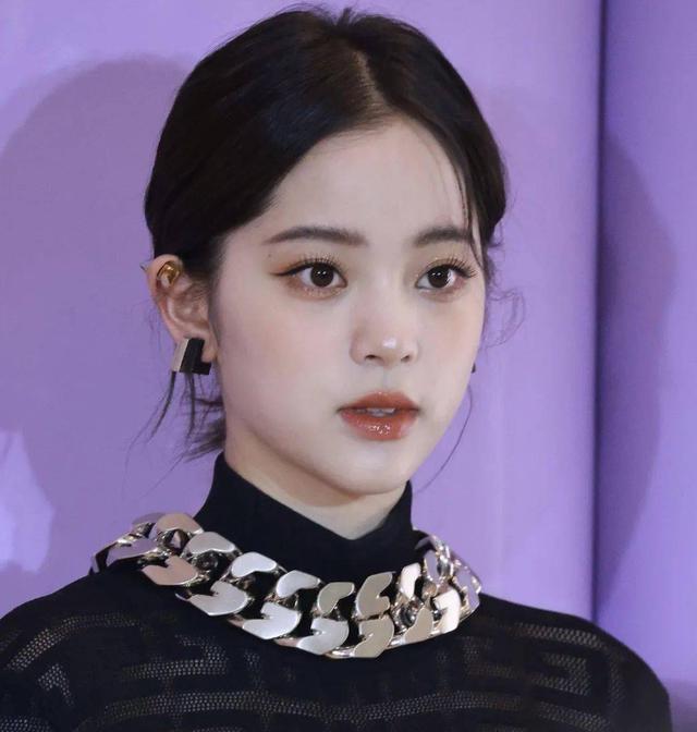 一看正脸是大美人,侧脸却一马平川,这7位女星美得很勉强