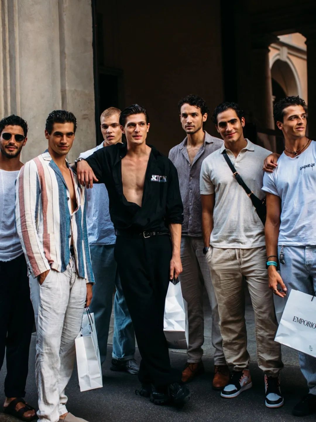 米兰男装周|秀场外三五成群的男模特们