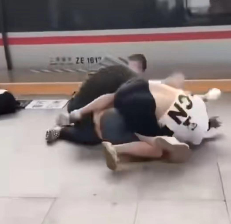 野球帝张照洋高铁站遭群殴,被两名大汉骑在身上,女友惨遭扇耳光