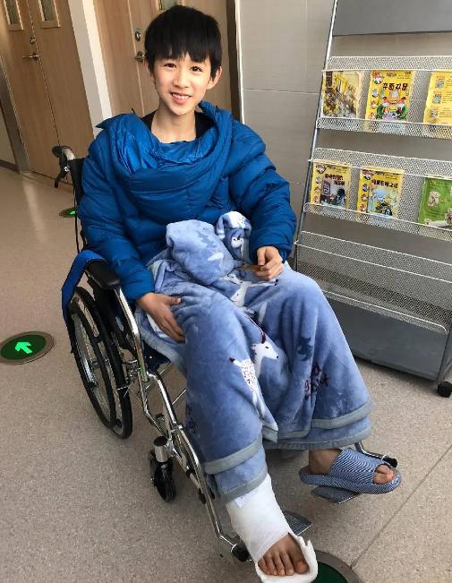 《隐秘》摄影师曝荣梓杉腿部骨折未愈就进组,拍戏时腿部时有疼痛