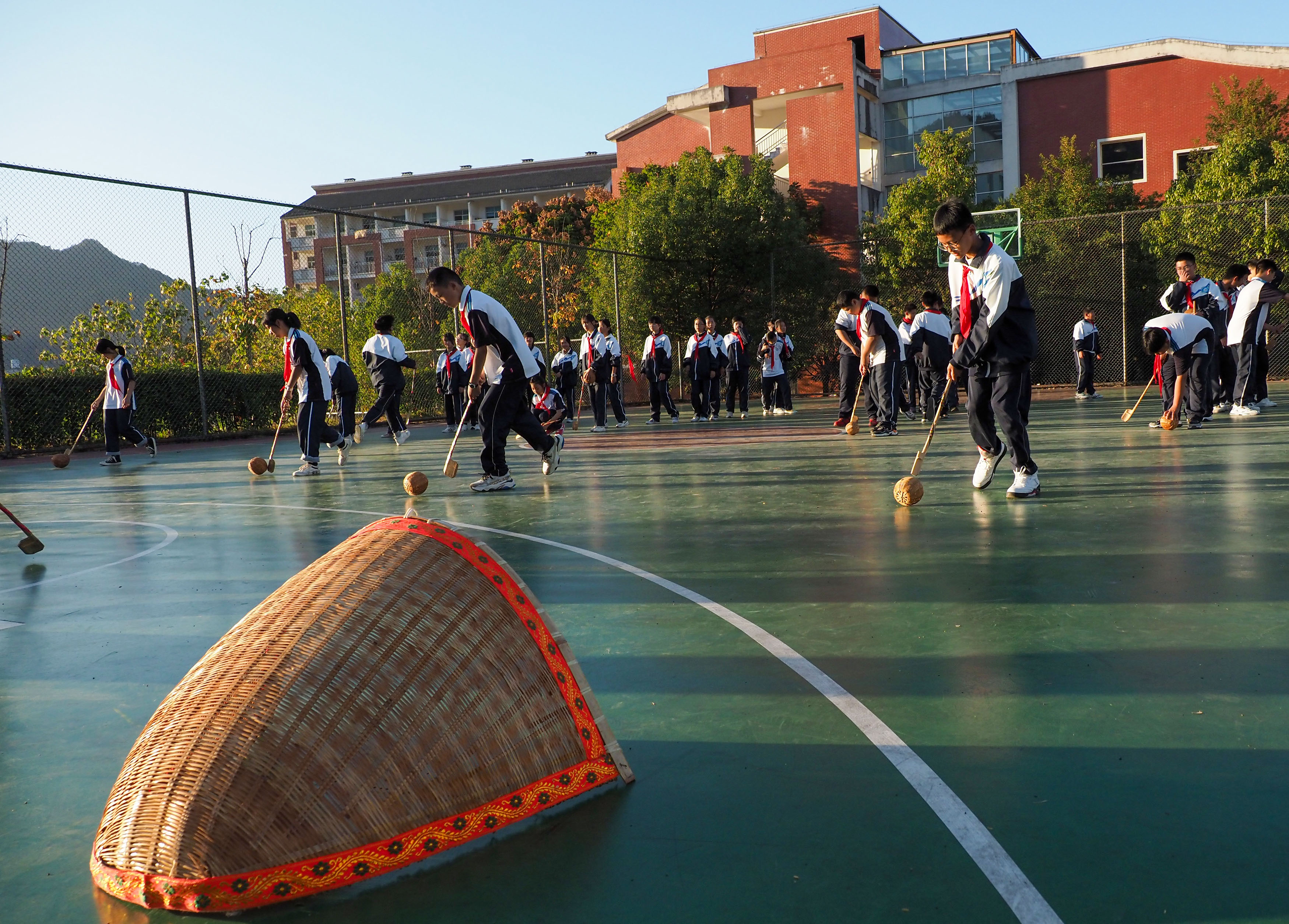 浙江景宁:畲族传统体育运动热校园(8)