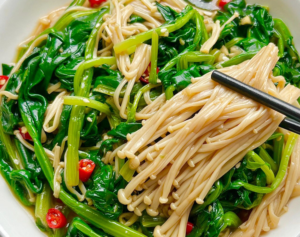 爽口解腻的菠菜拌金针菇做法,酸辣爽脆,开胃又下饭,上桌秒光盘