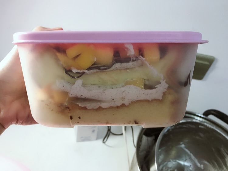 宝妈给孩子买蛋糕边角料,引起网友热议,孩子的自卑油然而生