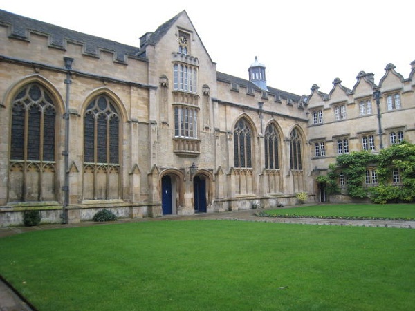 中世纪欧洲大学学院的创建背景是什么?