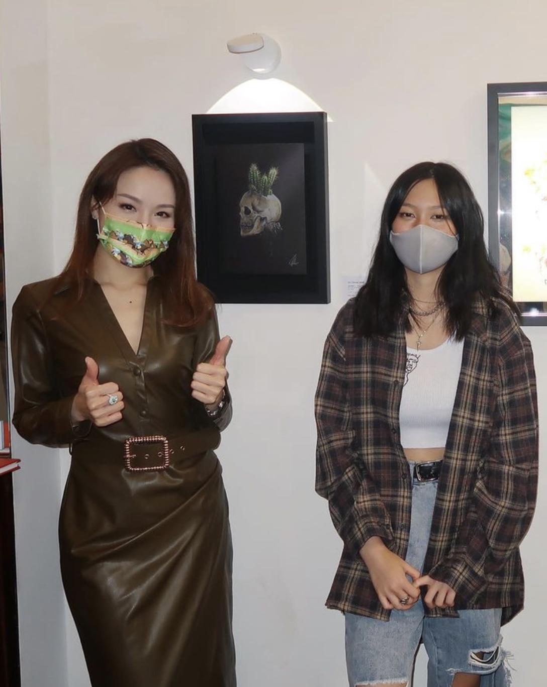 张学友小女儿张瑶萱,与知名画家办画展,可惜没继承爸妈的颜值