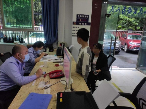 热点|原因哭笑不得!女子卡里5万元突然消失,被找回时钱竟变多了