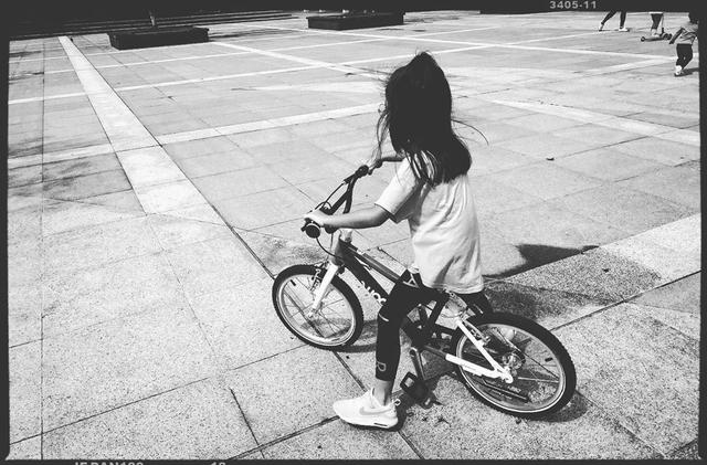 修杰楷晒咘咘波妞骑单车,姐妹俩梳同款发型,一前一后像双胞胎