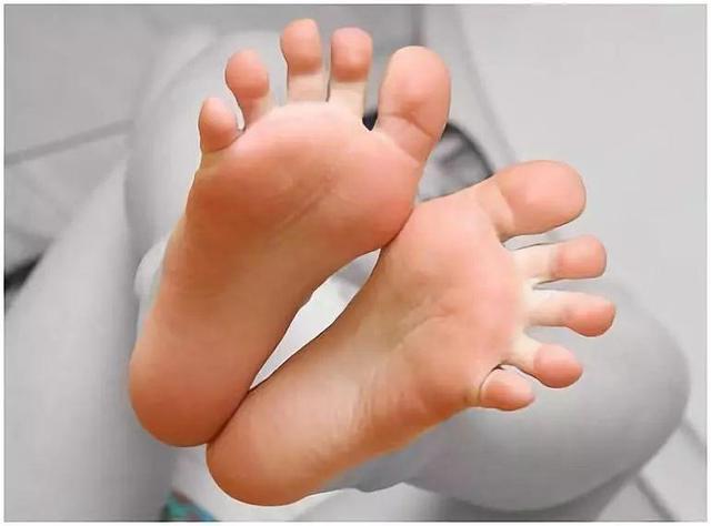 天天洗脚换鞋,为什么脚还是那么臭?记住这几个方法,去除脚臭!