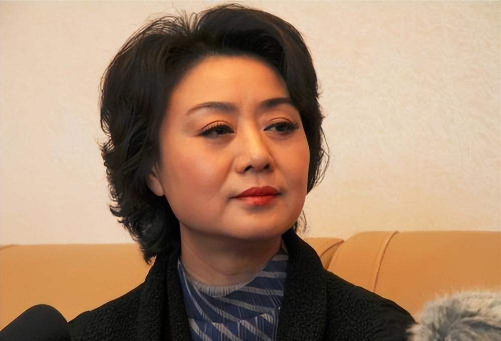 回顾"京剧美人"李胜素:57岁仍未婚,4个绯闻老公竟没一个真!
