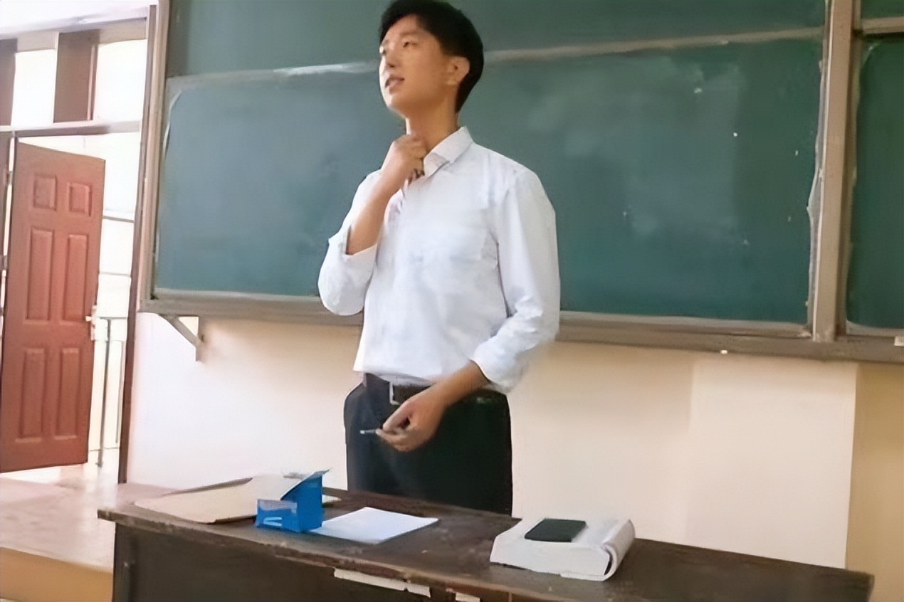 某大学男教师走红,身高190帅气宛如男模,颜值与才华兼备!