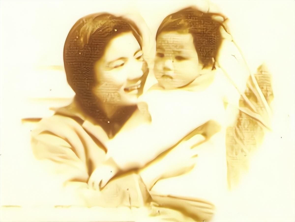 这一年的八月八号,北京煤矿文工团的女高音歌唱家夏桂影正在舞台上