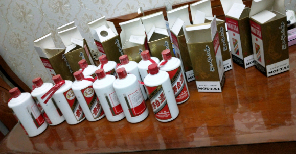 市面上那么多回收茅台酒瓶,这些瓶子能干嘛?看完你就明白了