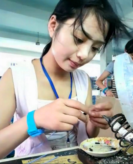 回顾:昔日校花被丈夫喂到330斤,睡塌两张床,丈夫:害怕她被抢走!