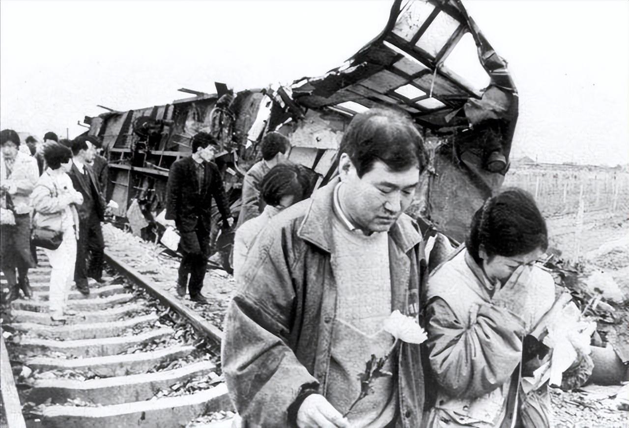 回顾我国列车脱轨的重大事故是天灾是人祸还是另有隐情