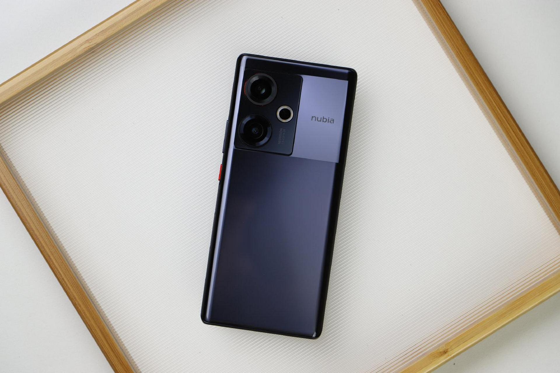 如今手机已经过了躺着就能赚钱的时候了,因为手机市场内卷严重,在