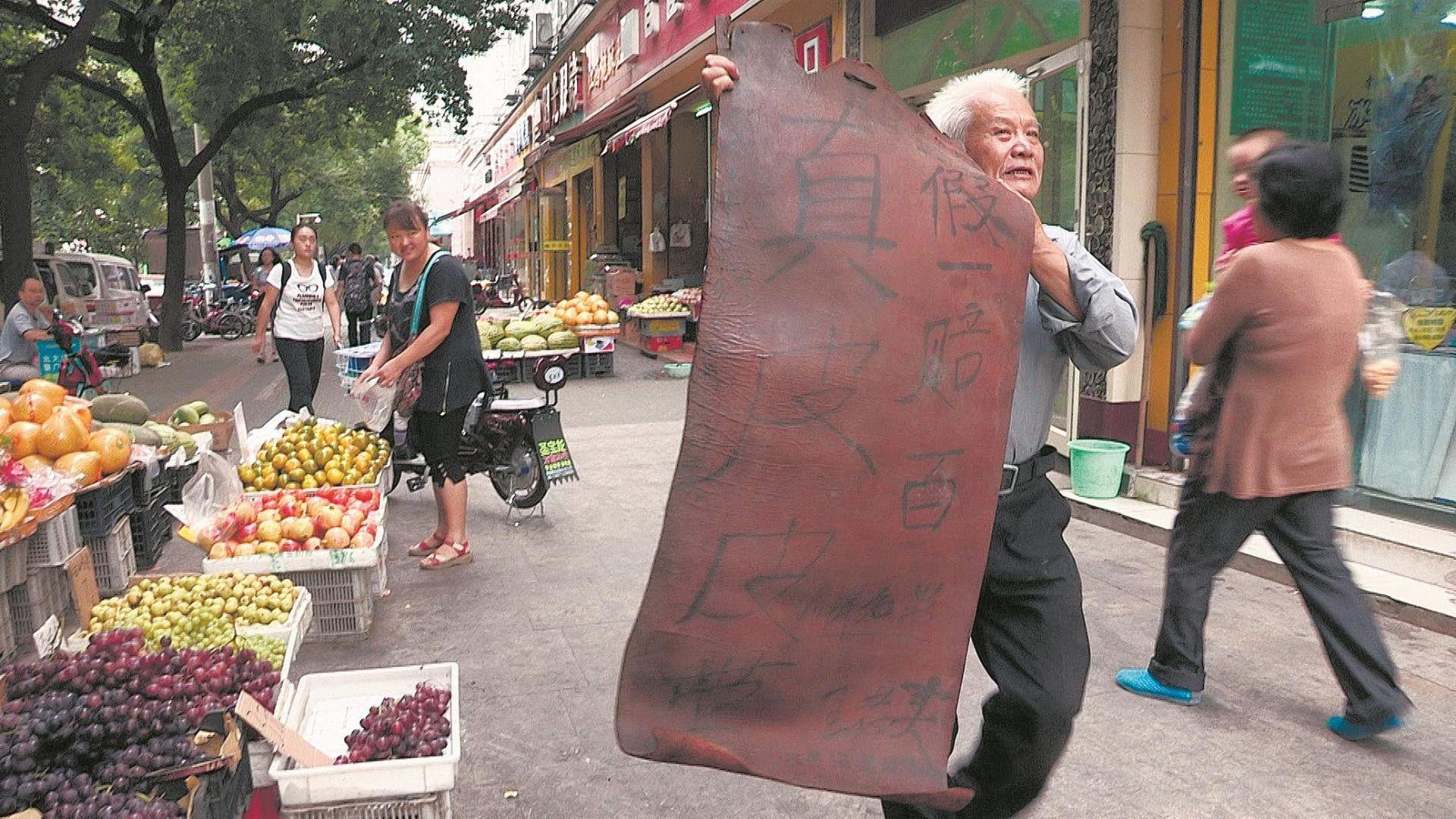 影片中的老人叫做王天成,14年前带着一家老小,从河南省镇平县来到武汉