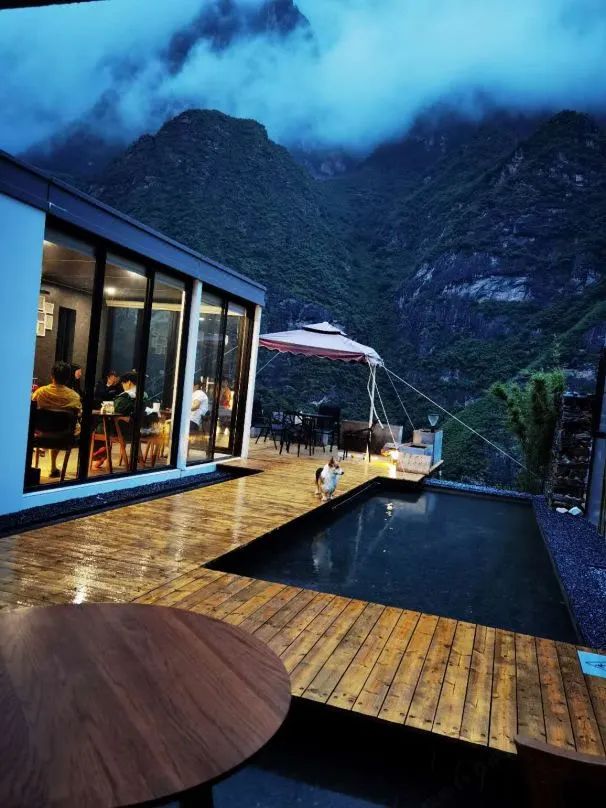 云南民宿.虎跳峡秘境半山酒店,悬金沙江之上,全玻璃天窗观星空
