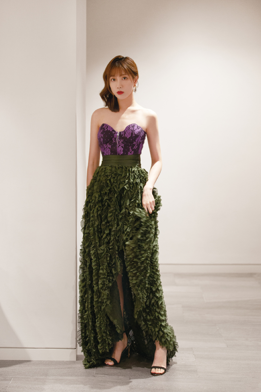 蝉联两届冠军的李艺彤晒海滩美照,一袭淡黄色长裙,养眼吸睛