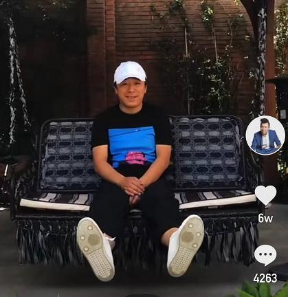 45岁黄渤家中豪宅曝光,屋内含有整排落地窗,屋外还被树木环绕