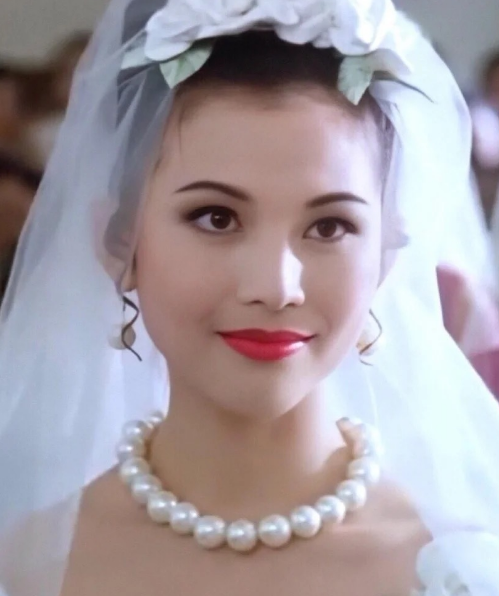 50岁蔡少芬现身街头,皮肤白嫩长发及腰似少女,裙摆上翻疑露底裤