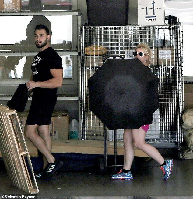 小甜甜布兰妮度假中短腿健壮小12岁未婚夫肌肉厚实快撑爆t恤