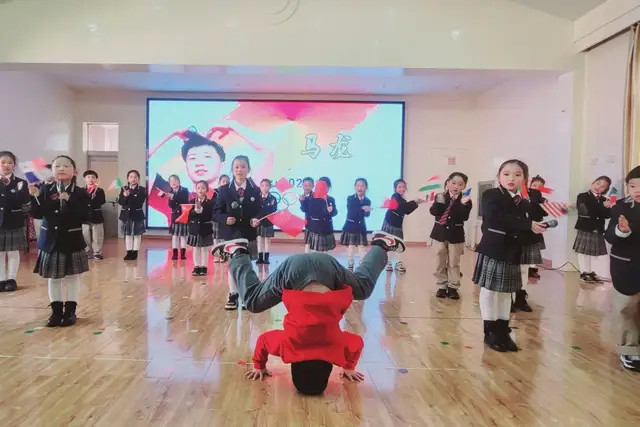 扬州世明双语学校小学部开展"博爱"艺术节展演活动