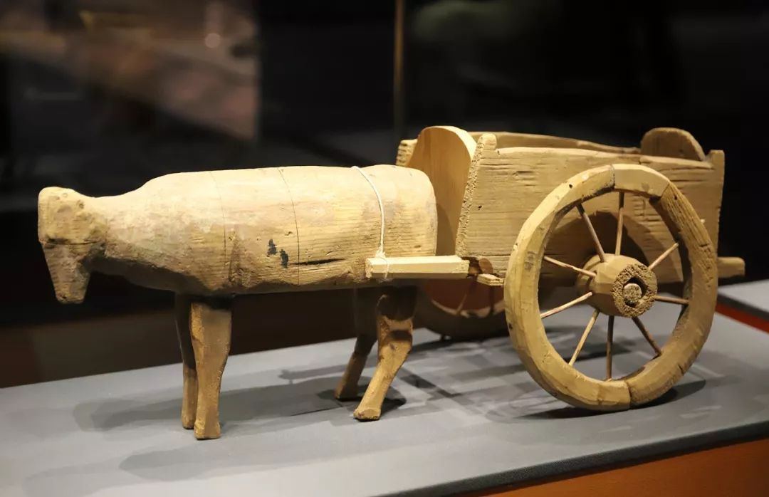 民间故事:商人用剩菜招待木匠,木匠大怒,在房梁放了一架木牛车