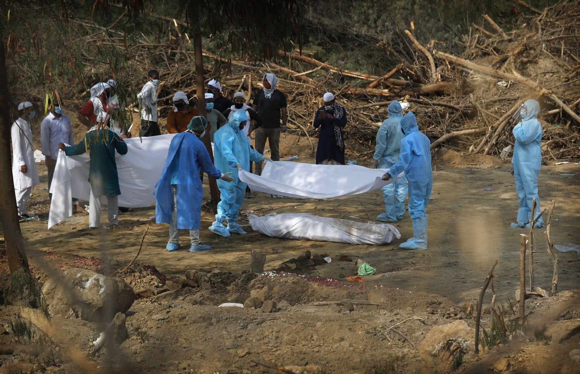 底层印度人!无力支付27美元的火葬费,150多具尸体被抛入恒河