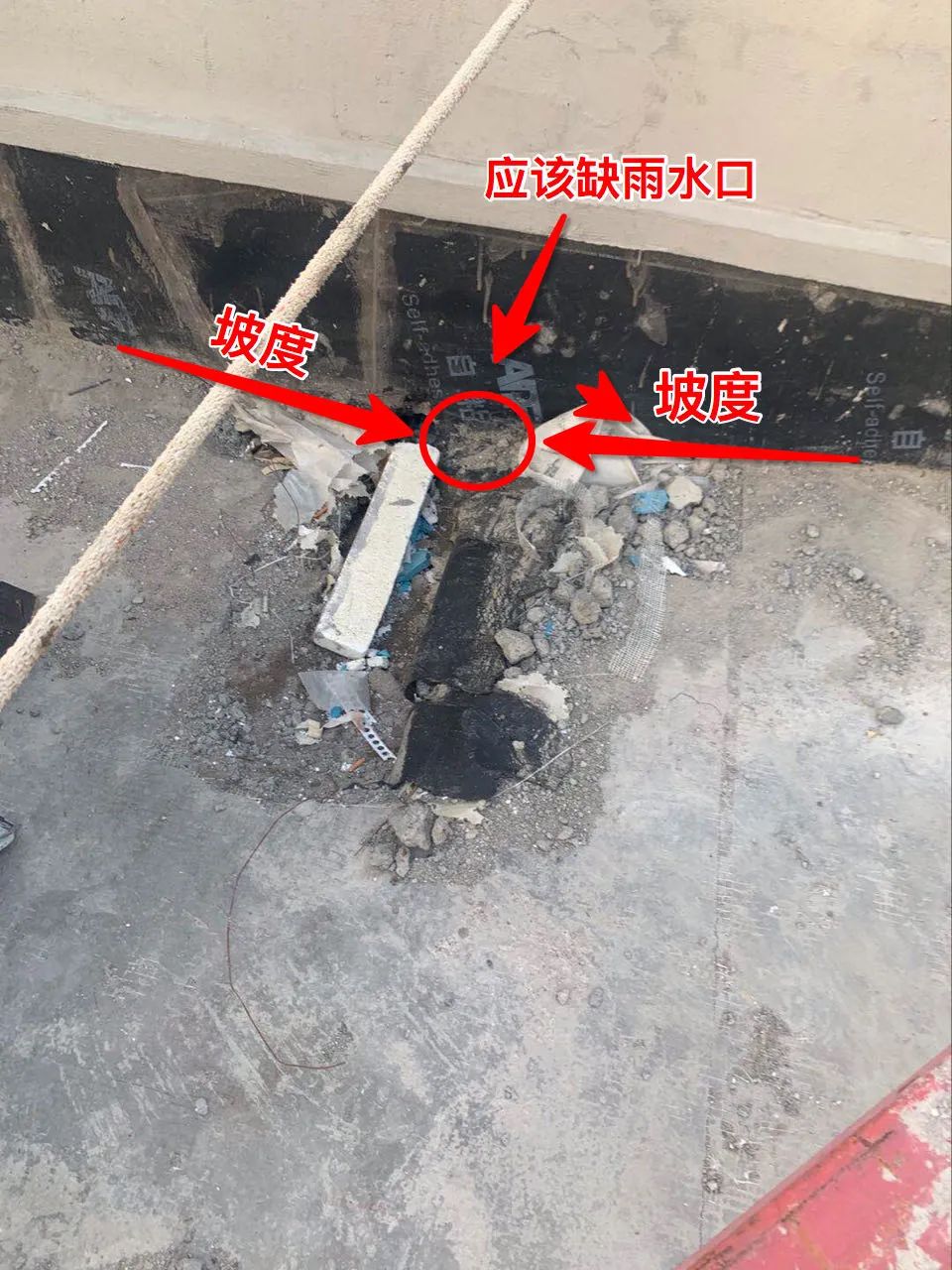 关于荣盛花语城2地块2号楼顶层漏水问题分析
