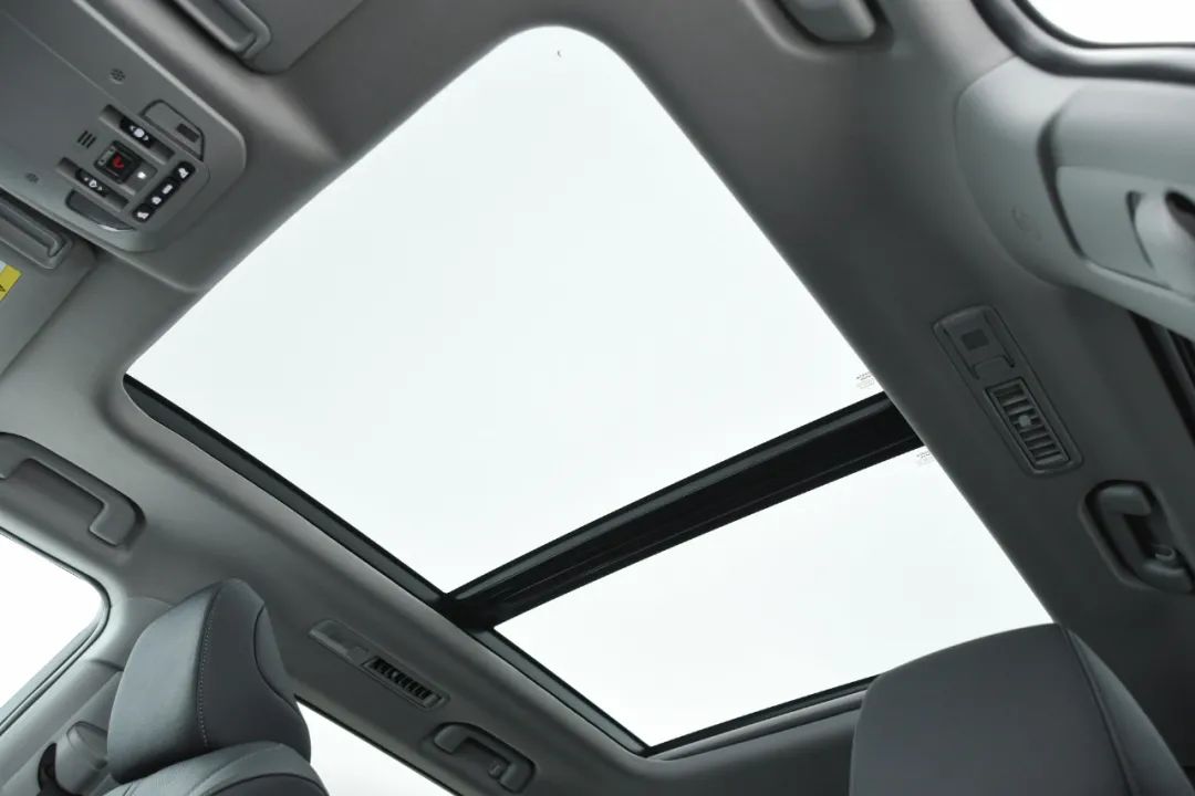 不管选择哪种内饰配色,其车顶均为浅色,看着比较温馨.