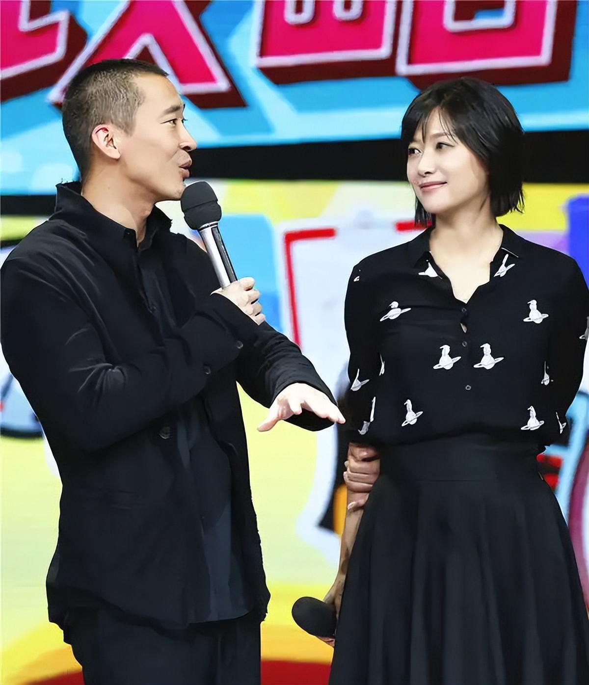 徐静蕾和黄立行简直就是形影不离,两人还穿着一身情侣装