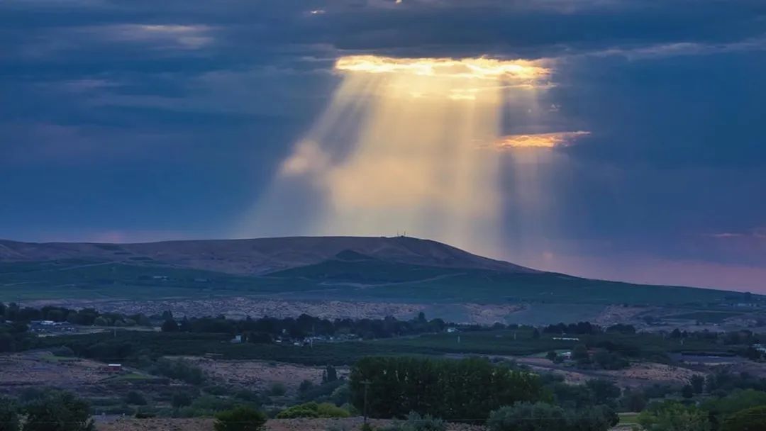 西昌天空射出一束蓝色光柱!一剑开天门?其实是一种自然现象