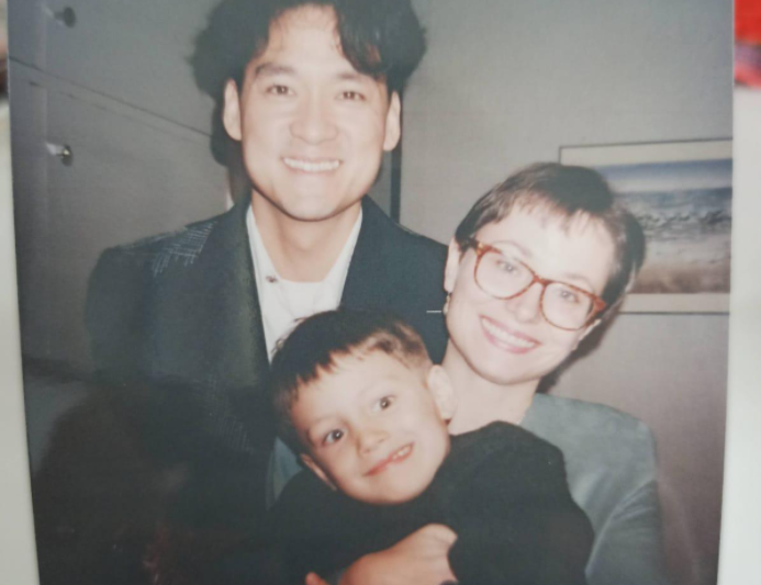 周华健一家三口同框,60岁老婆长白发,夫妻俩为儿子庆祝生日