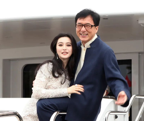 范冰冰和成龙同框照曝光,范冰冰裙子不合适一脸不开心