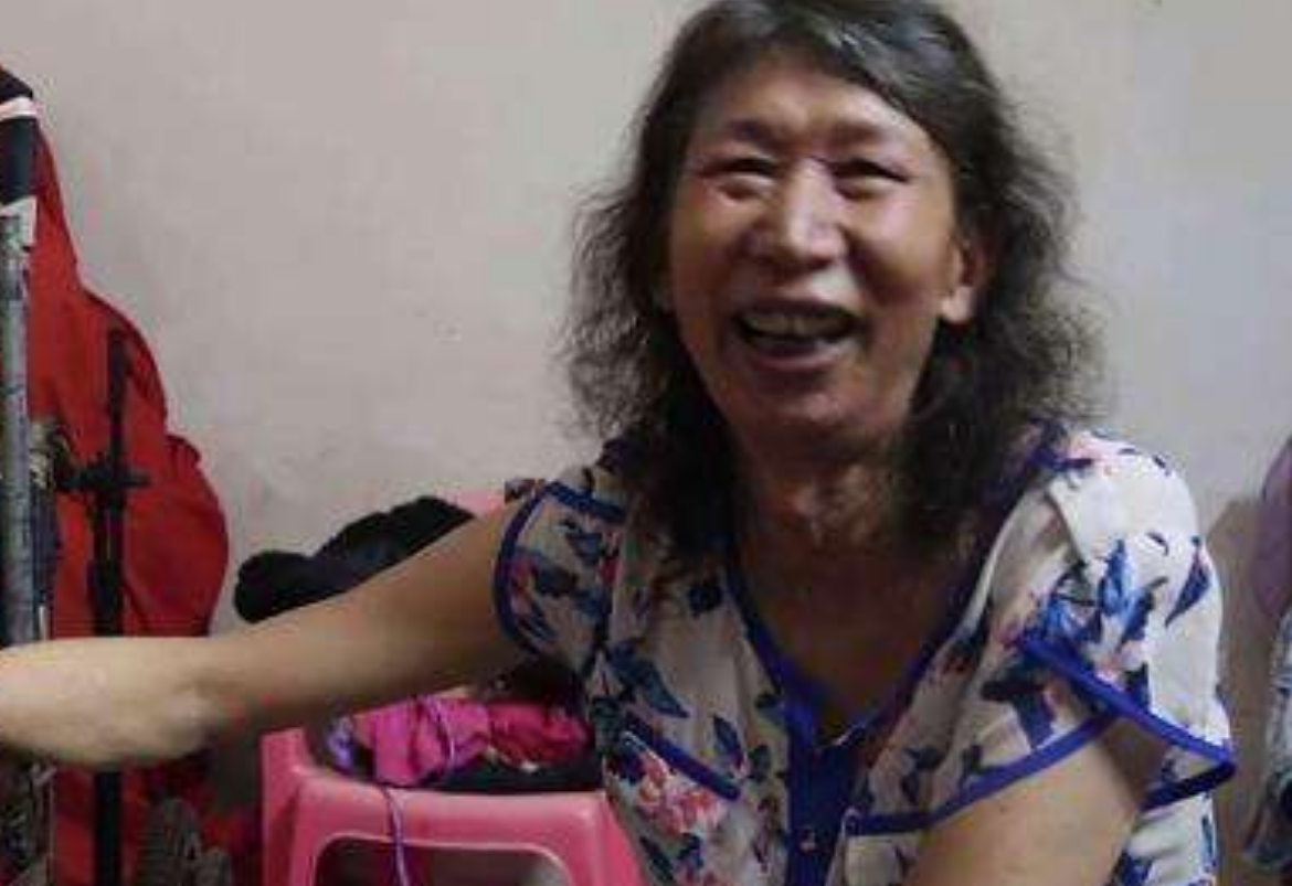 61岁怪大叔"男扮女装"20多年,得知真相后网友泪目:他是真男人