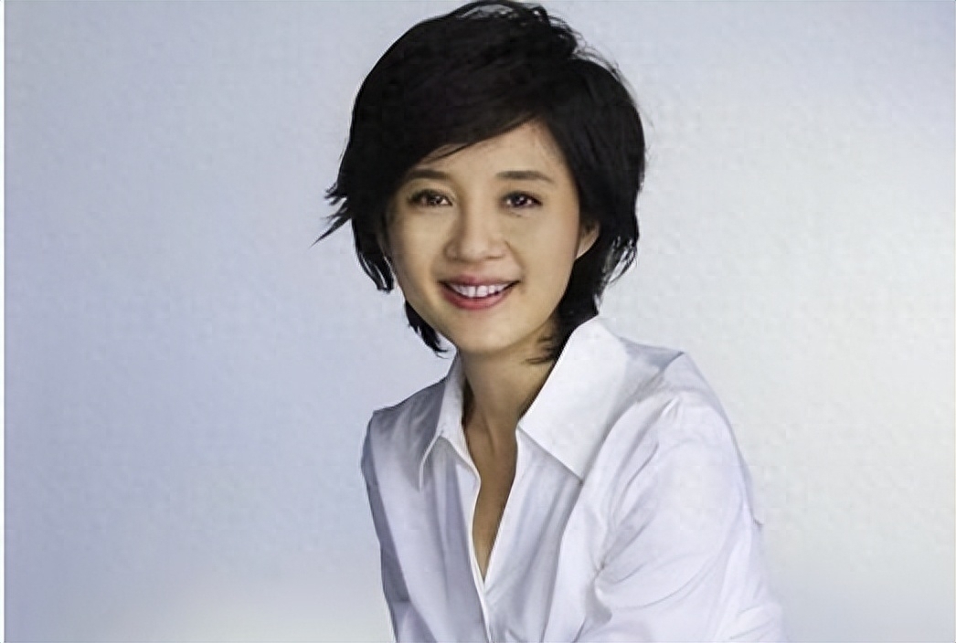 回顾主持人许戈辉富豪为了娶她给原配一亿分手费如今幸福吗