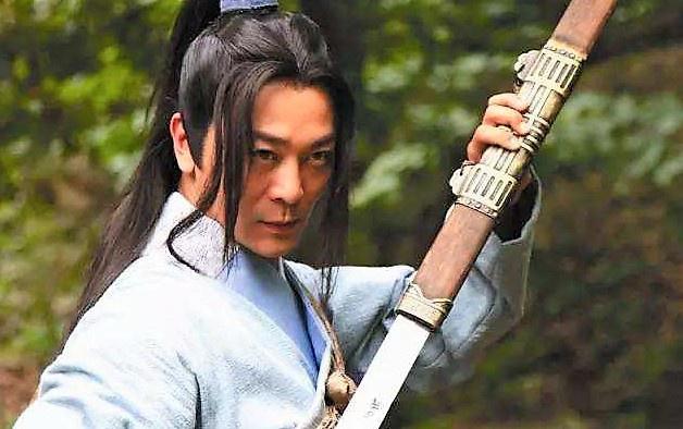 在电视剧《连城诀》中,狄云手指断了怎么握刀?