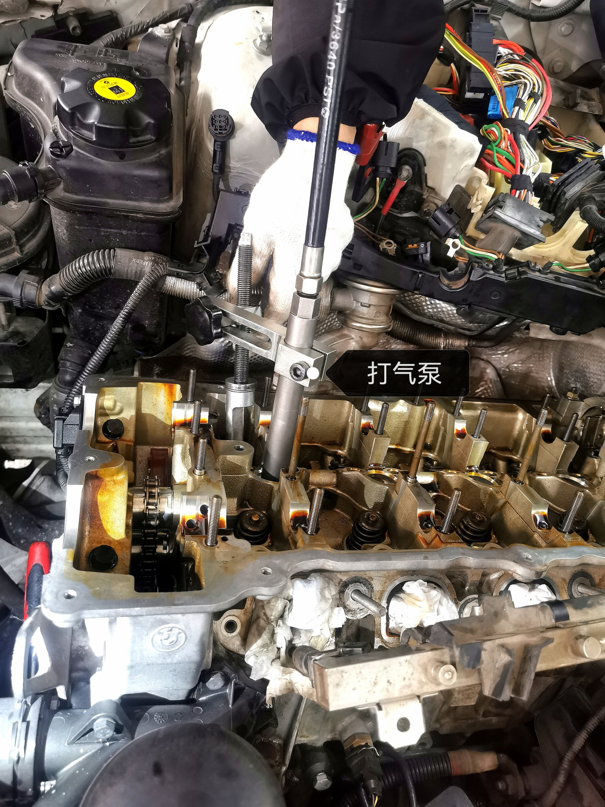 金钣手汽车维修工厂之宝马x1更换气门油封解决烧机油问题