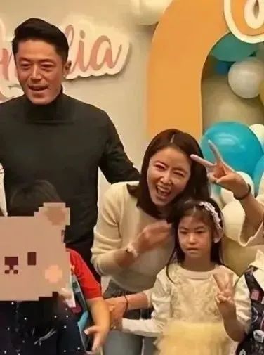 林心如晒全家福,6岁女儿脸型继承妈,这颜值不走上舞台太可惜了