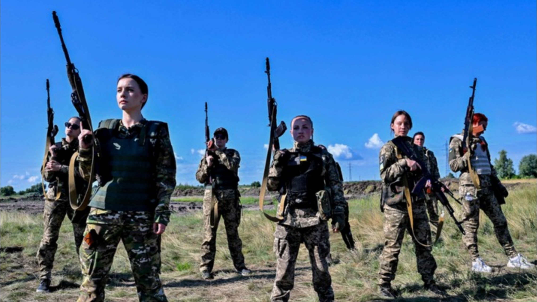 俄乌冲突中的女兵,乌克兰实惨  俄乌冲突到现在已经1年半了,打来打去