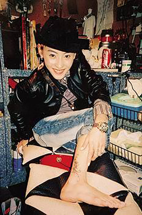 张柏芝秀脚踝,爱的纹身又变样,玫瑰花消失不见