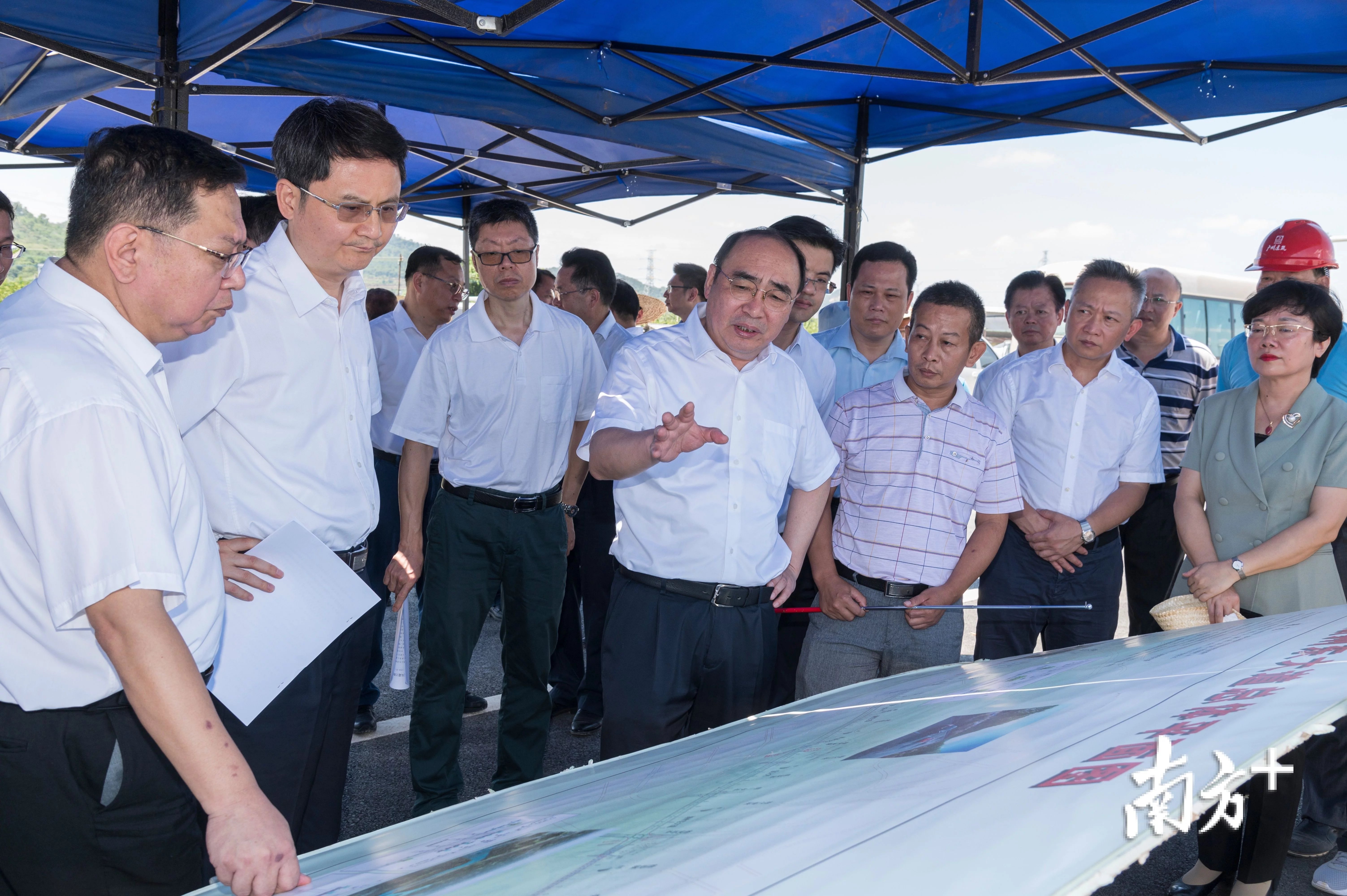 李雅林:以人民为中心,以实绩论英雄,全力推进"六大工程"建设