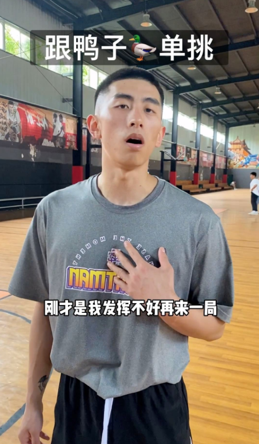 野球帝张照洋高铁站遭群殴,被两名大汉骑在身上,女友惨遭扇耳光