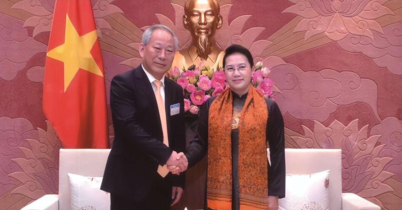 "最牛包工头"严介和:做语文老师,娶学生当老婆,坐拥万亿资产