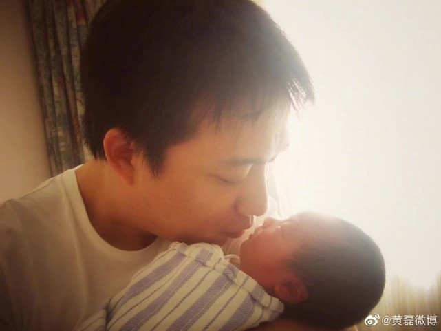 多多图书馆事件后,黄磊首晒女儿照片,眼下贴钻的多多显成熟