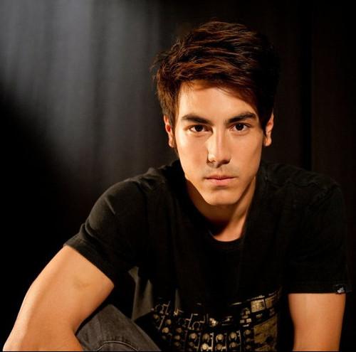 萧亚轩的快乐大家想象不到!十余年换15个小男友,每个没满25岁