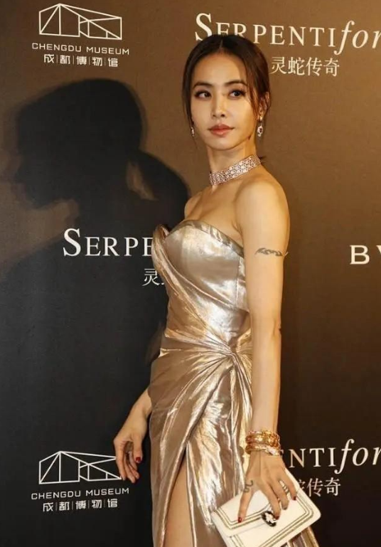 蔡依林的液体裙时尚升级,展现独特魅力