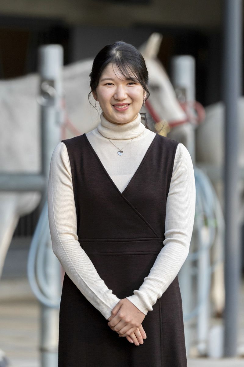 日本爱子公主21岁新照来啦!到马场喂马,尽显善良有爱一面!