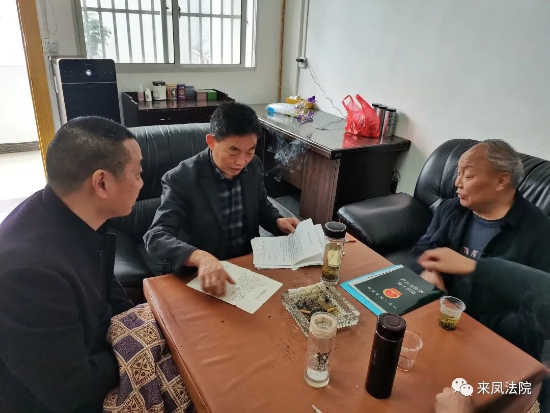 来凤法院老干部杨天明一年为社区群众办实事33件受高度赞誉